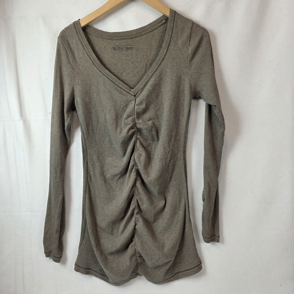 VS Tee Shop Tops - V Tee Shop women's long sleeve ribbed vneck y2k bella brown large